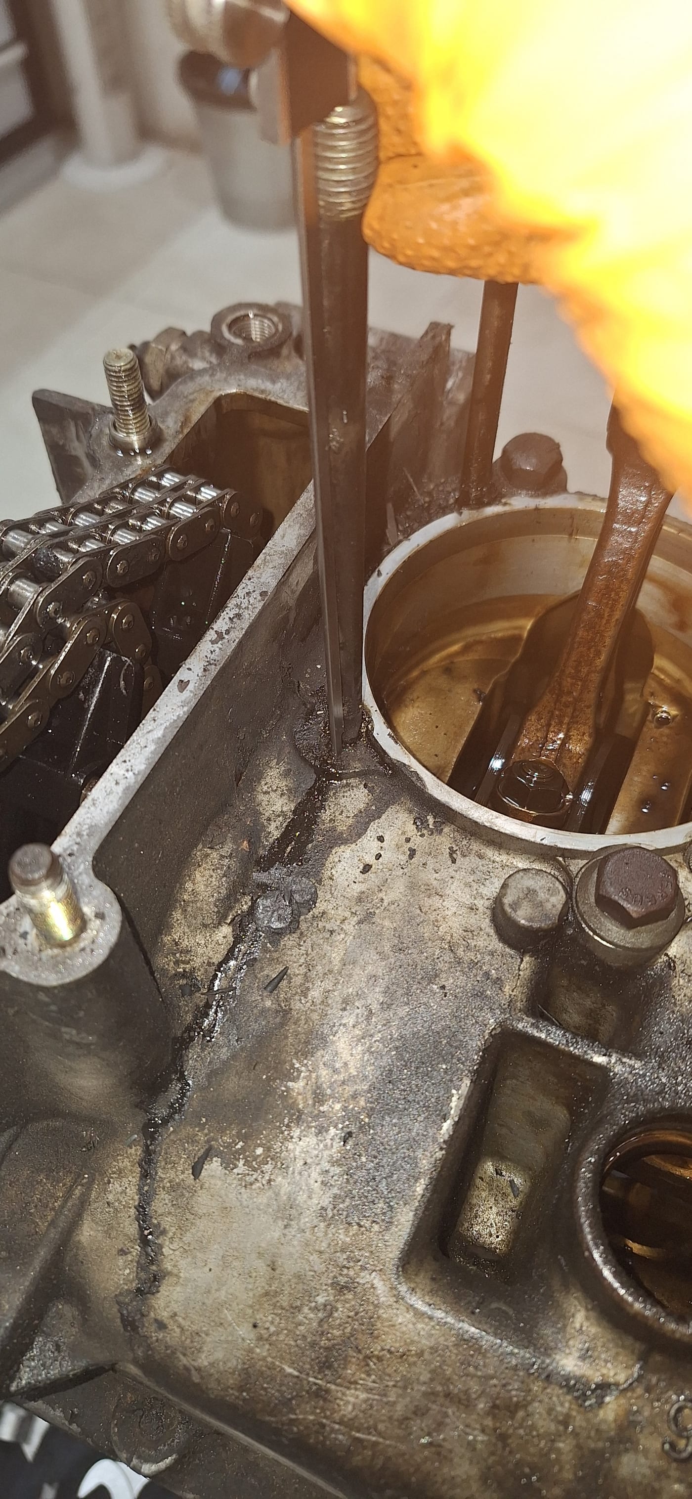 Calentado de un espárrago del cárter del 3.2 serie G con soplete para extraerlo