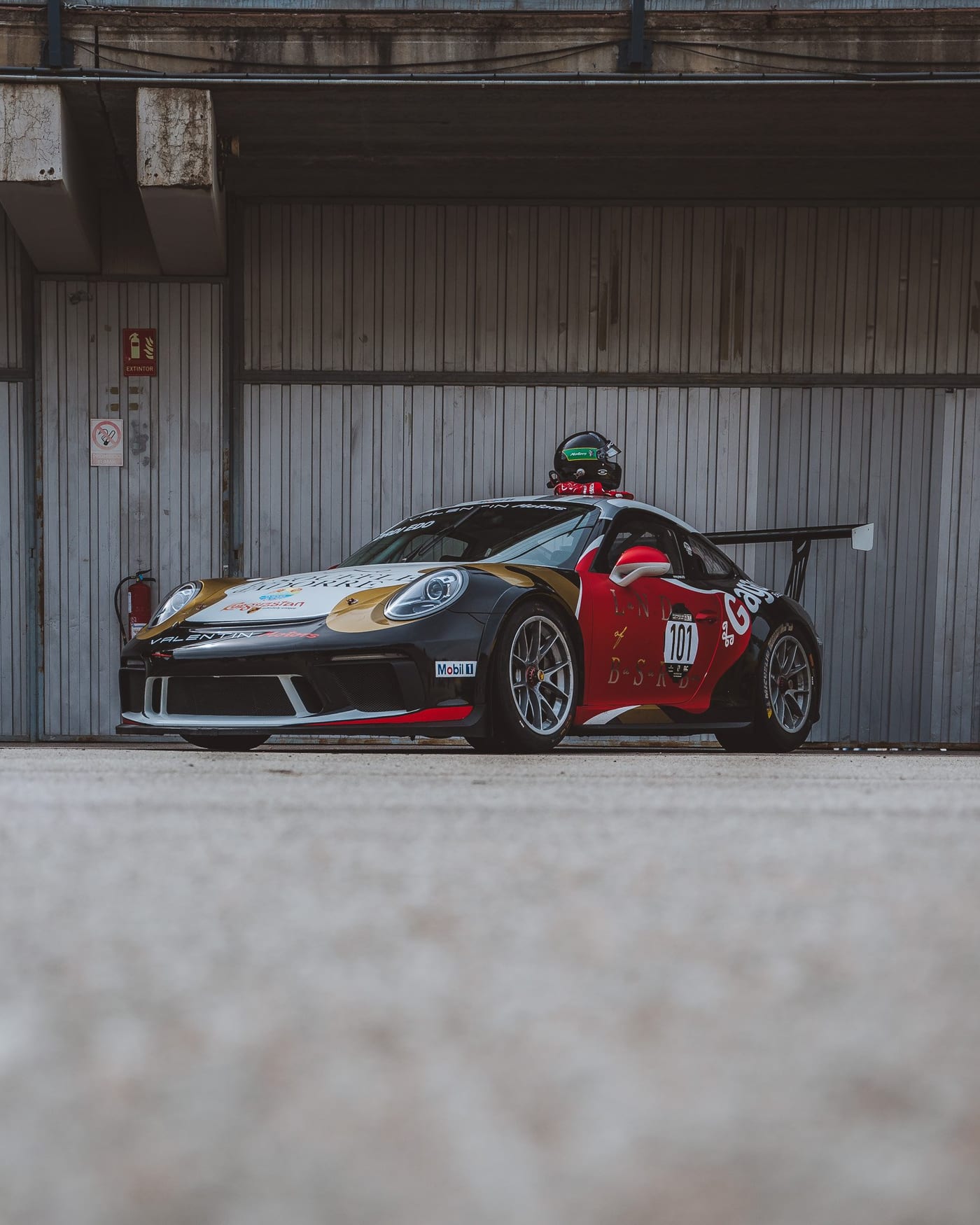 El 991 Cup número 101 visto desde el asfalto del pit lane