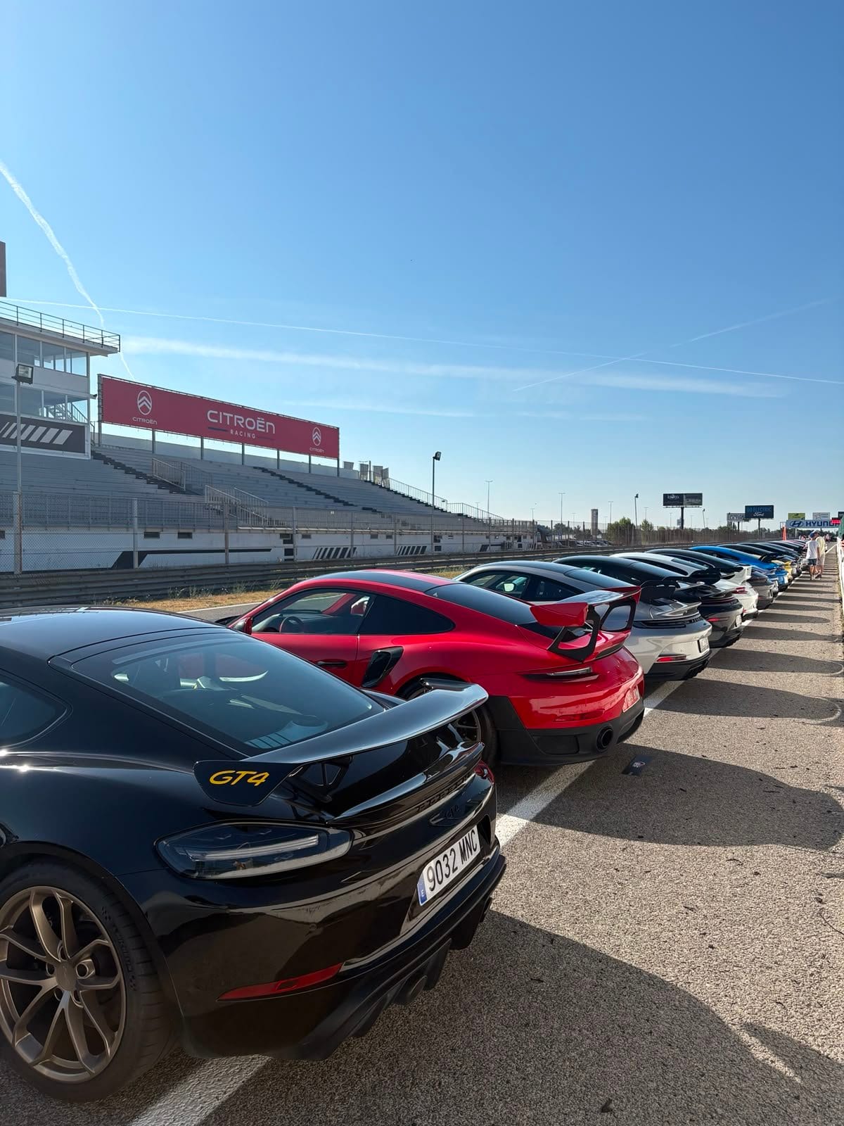 Die Porsche vor der Haupttribüne von Jarama beim Porsche Spain Meeting 2026