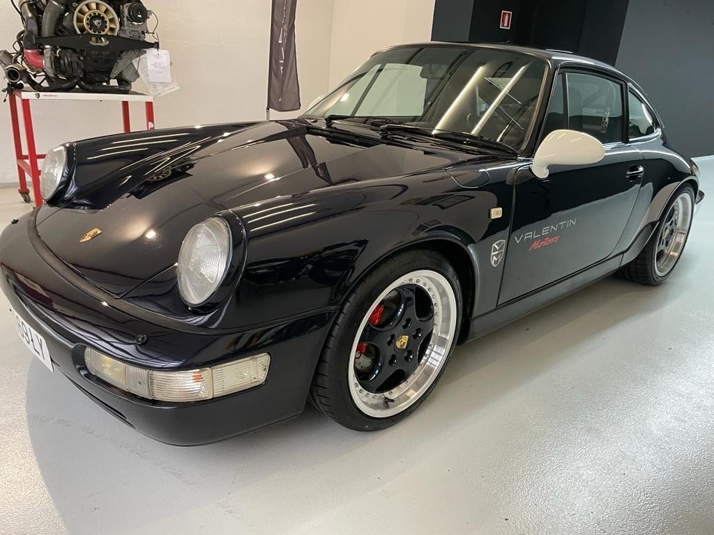 Frontal del Porsche 964 azul noche con faros redondos y llantas de tres piezas
