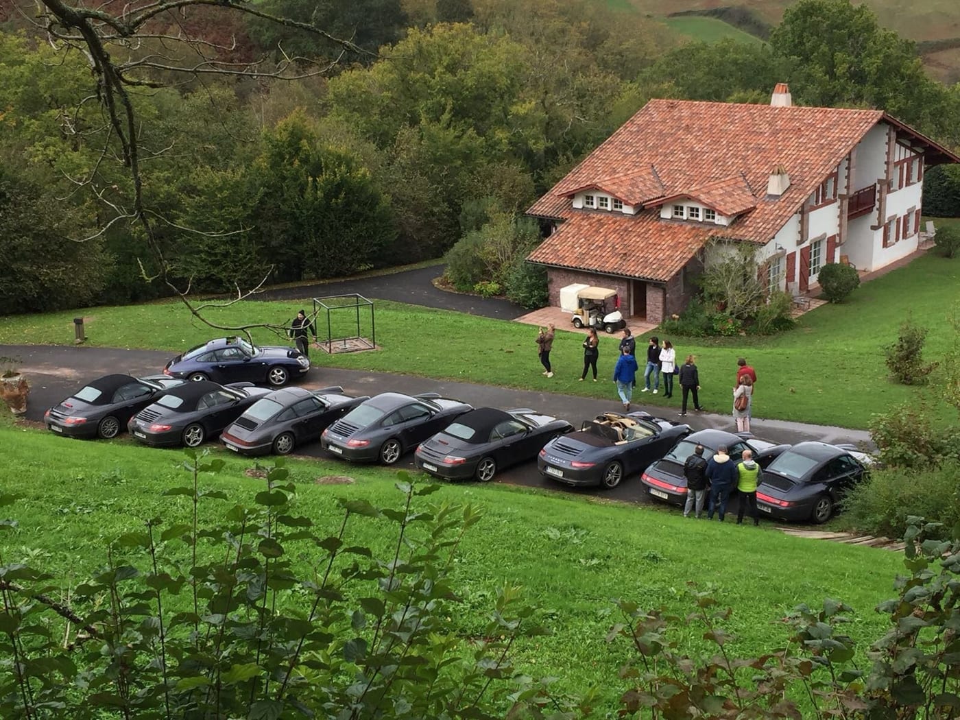 Els Porsche del Winter Ride 2017 alineats sobre la gespa davant d'un mas