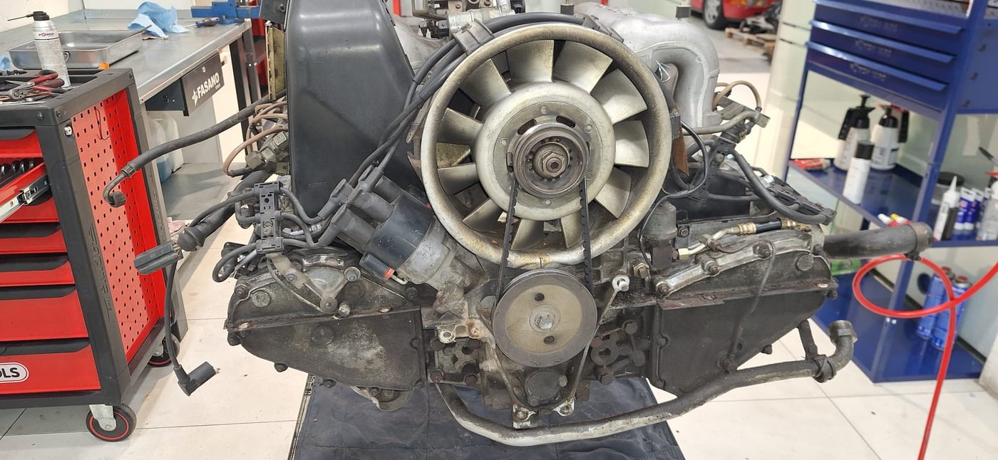 Vista frontal del 3.2 serie G despiezado, con la turbina y el alternador