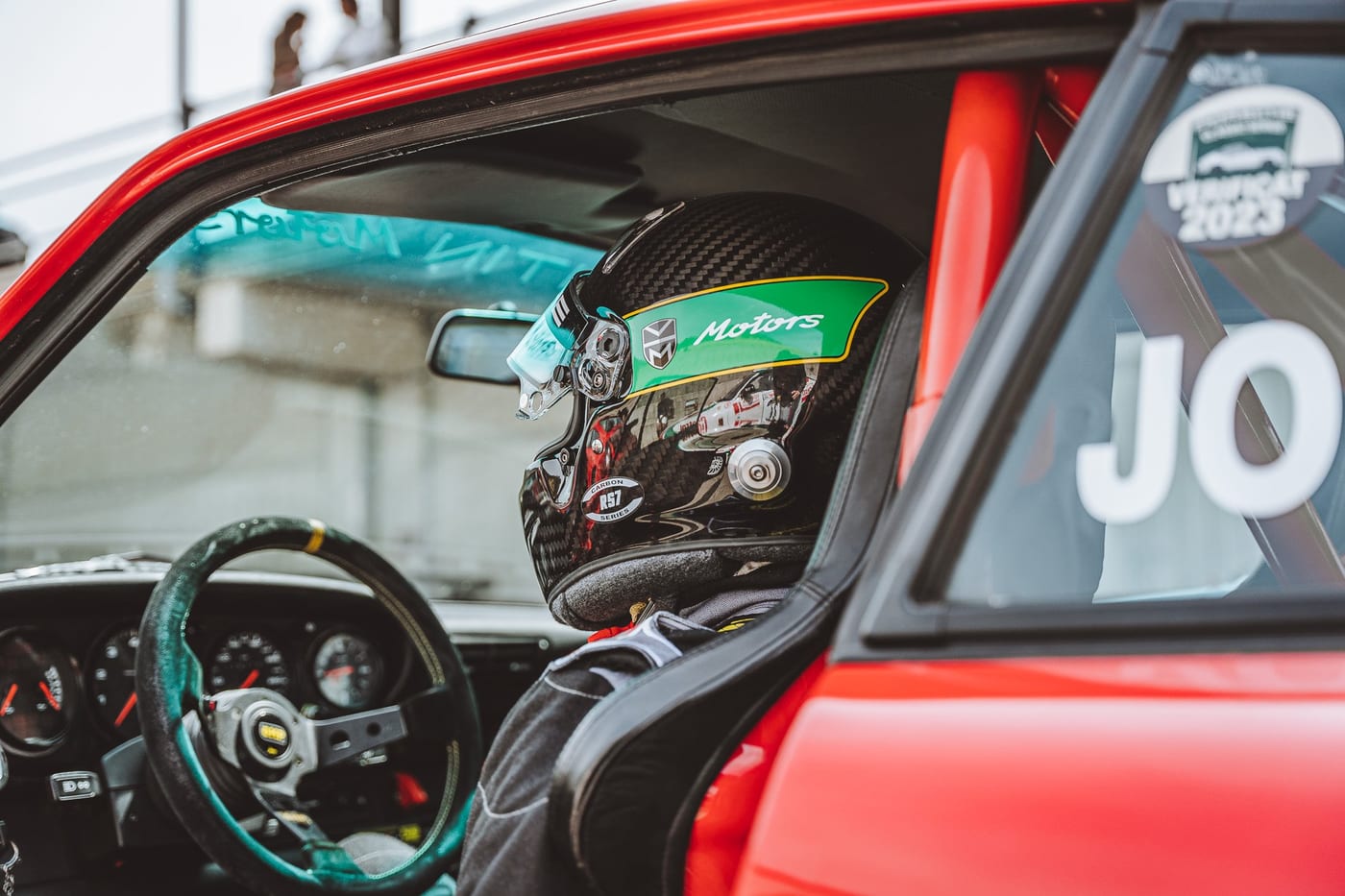 El casco de Valentín Motors dentro del 964, con la pegatina de verificación en la luneta