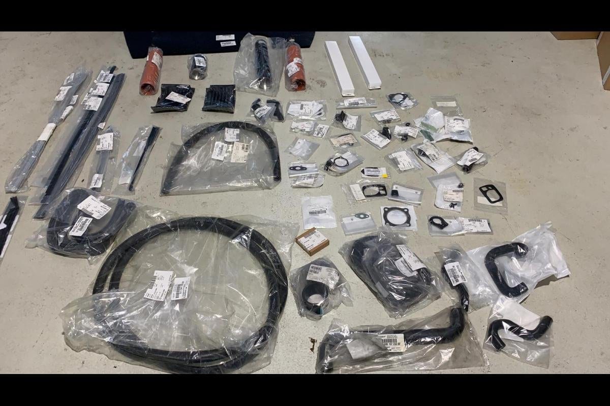 Joints, moulures et pièces neuves de la 930 Turbo, triés et étiquetés