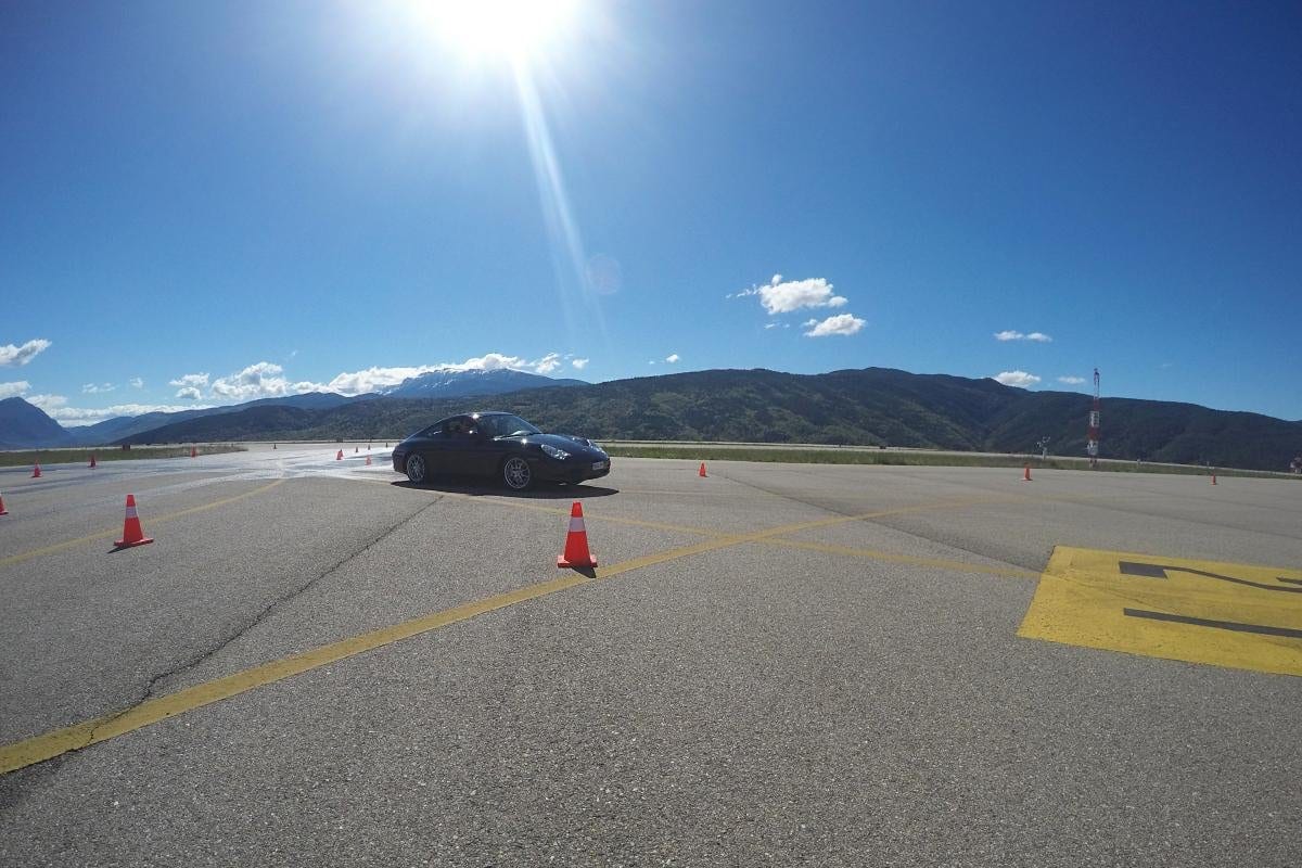 Un 996 negre traça el recorregut de cons sobre la pista mullada, a The Grand Tour