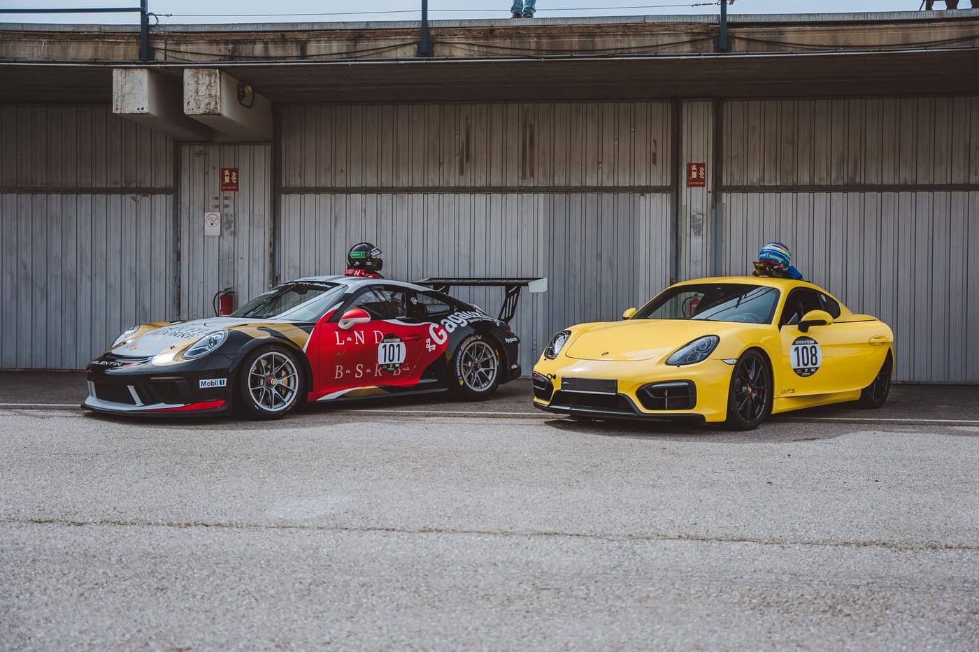 Los dos coches del equipo alineados ante los boxes antes de la manga