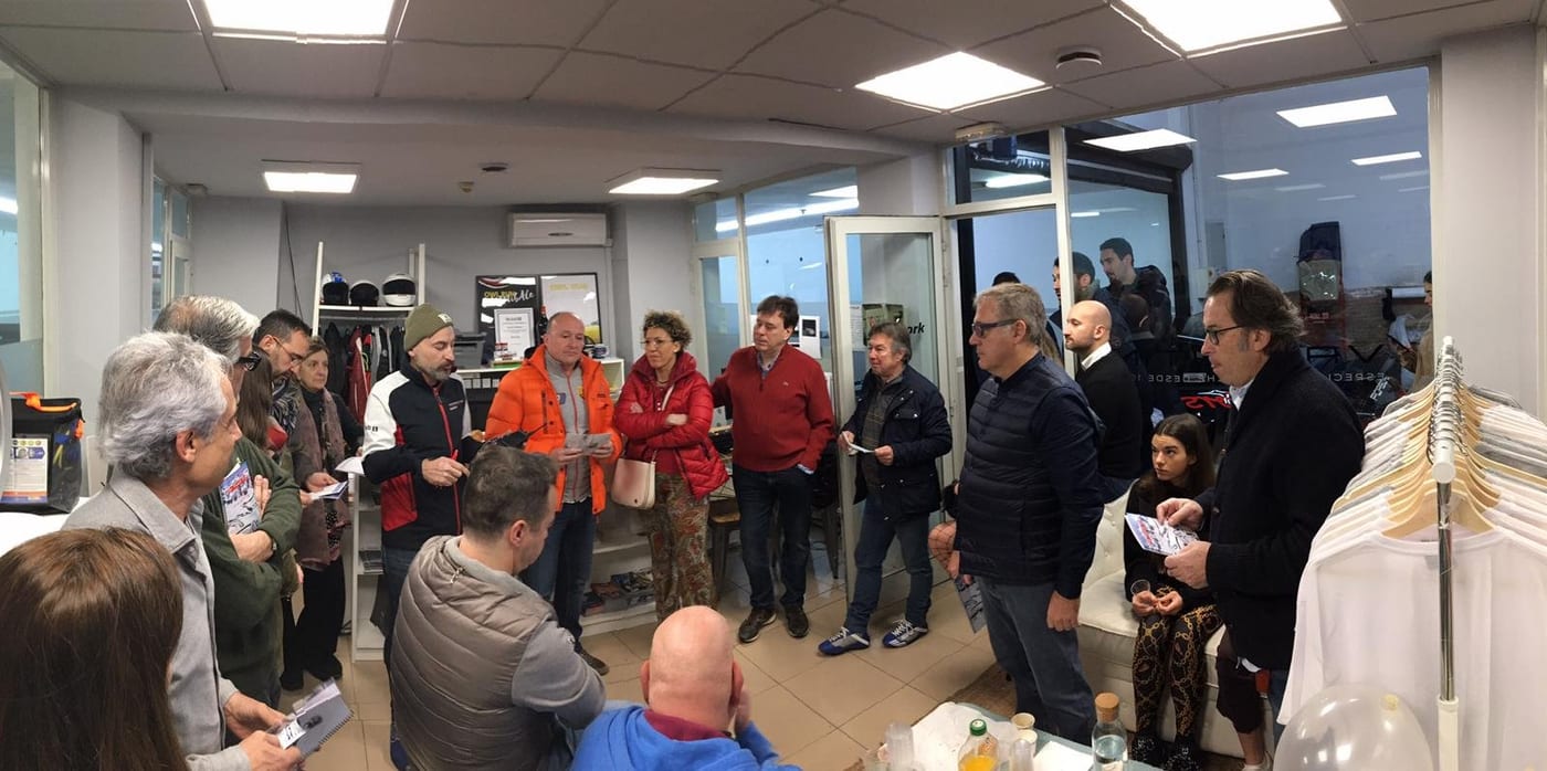 Els socis del club reunits a la botiga del taller abans d'una sortida