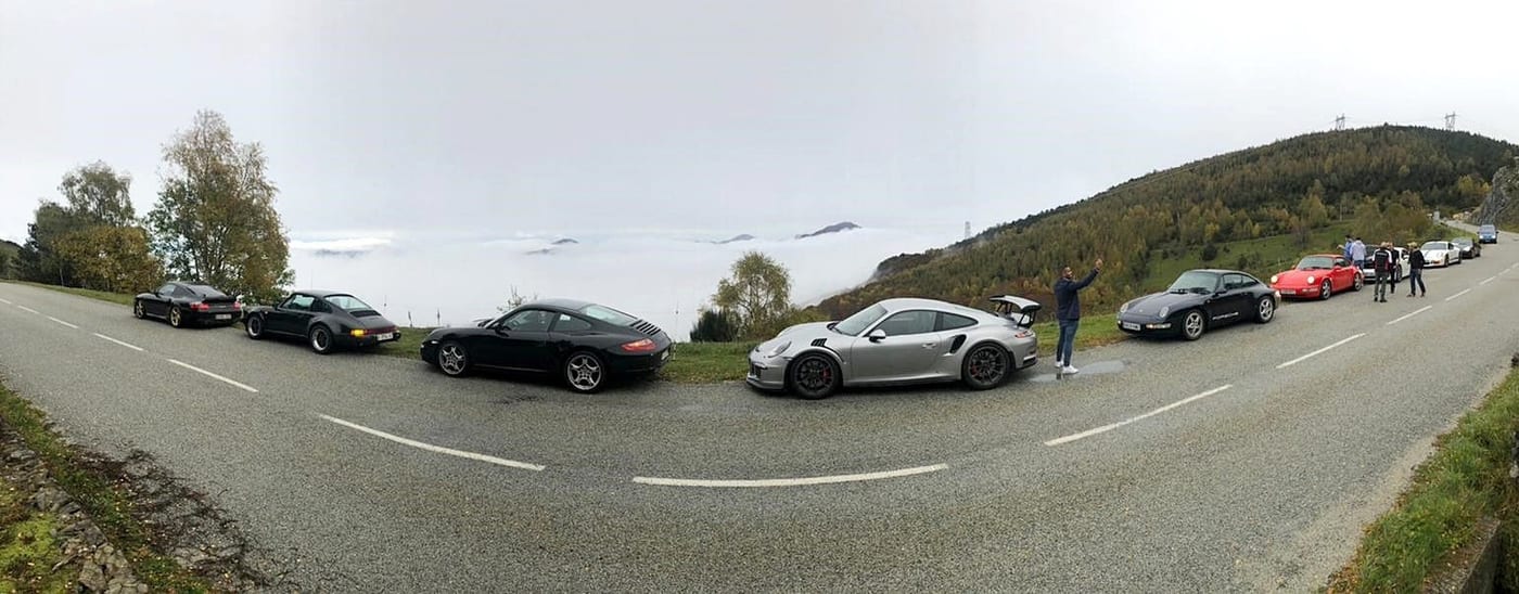 Panoràmica dels Porsche del II Endurance aturats en un alt de la ruta