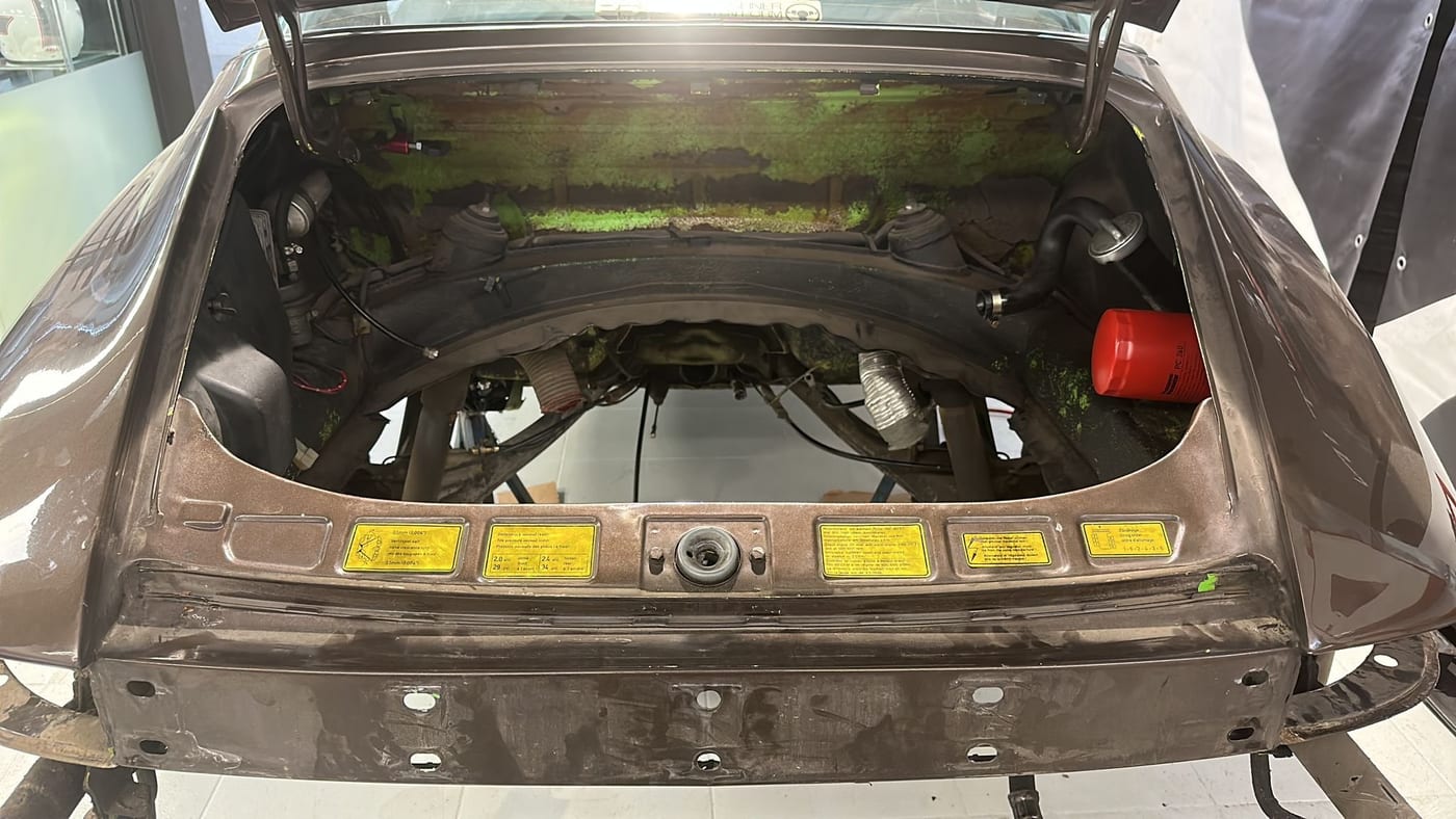 Compartiment moteur de la Targa 2.7 S, le vert d'origine apparaissant sous la peinture brune