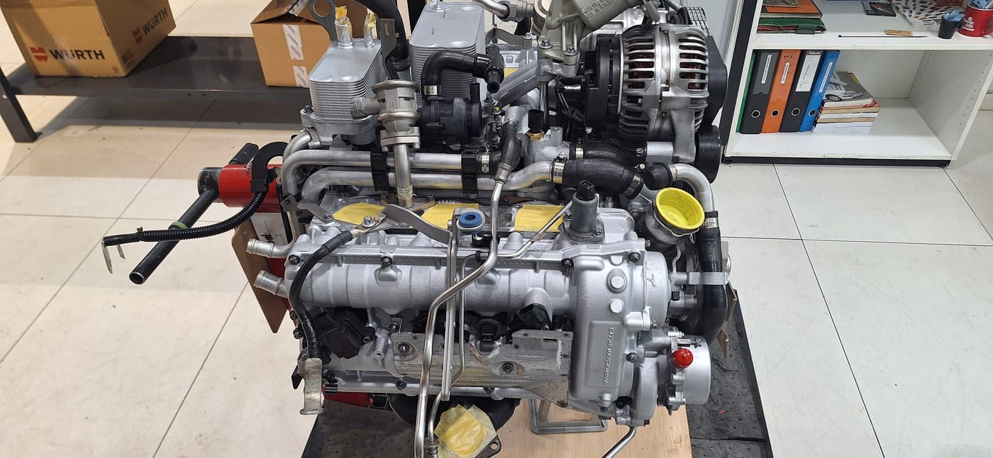 Lateral del motor del 997.1 Turbo acabat, amb el turbo i els col·lectors