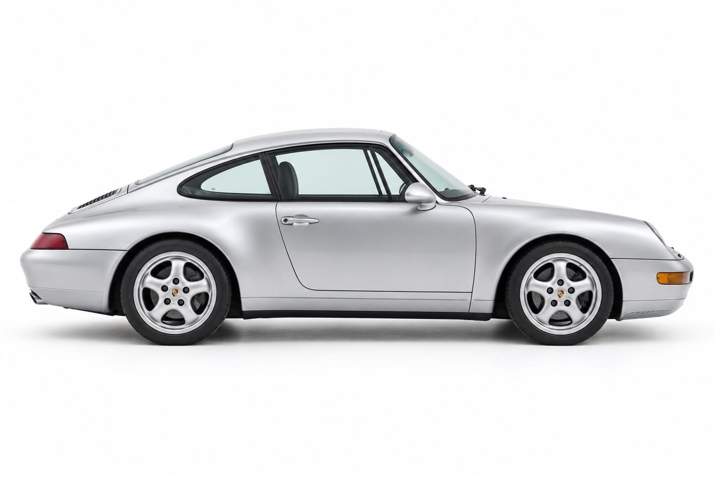 Porsche 911 de la generación 993 de perfil sobre fondo blanco