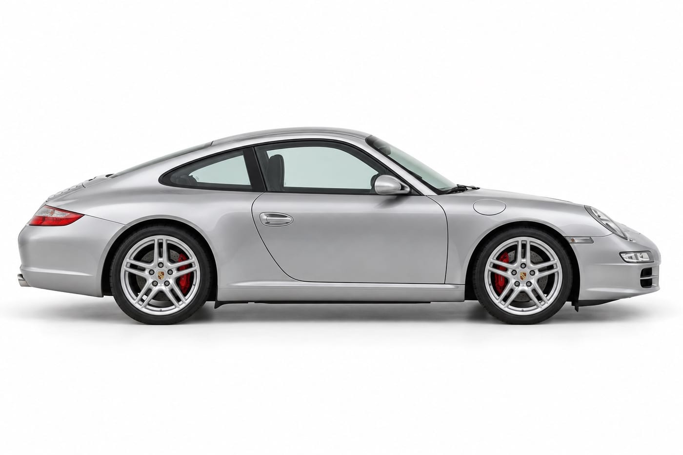 Porsche 911 de la generació 997 de perfil sobre fons blanc
