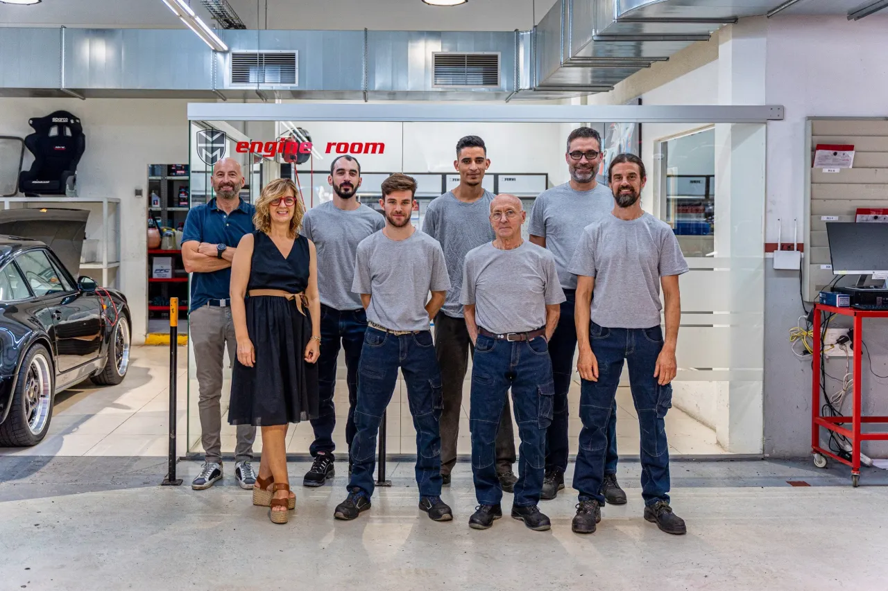 El equipo de Valentin Motors frente a la sala de motores