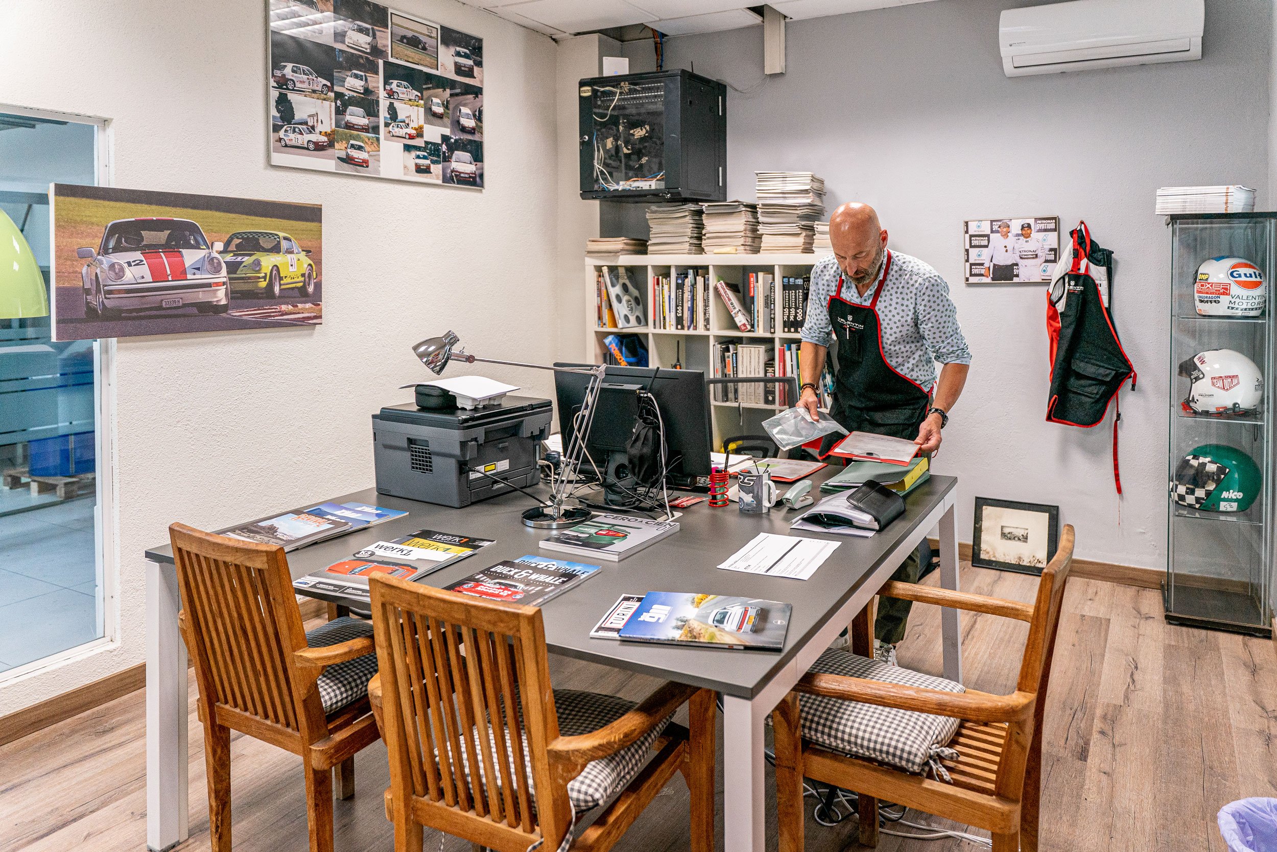 Sala del laboratorio de ideas, con la mesa de trabajo y las muestras de materiales