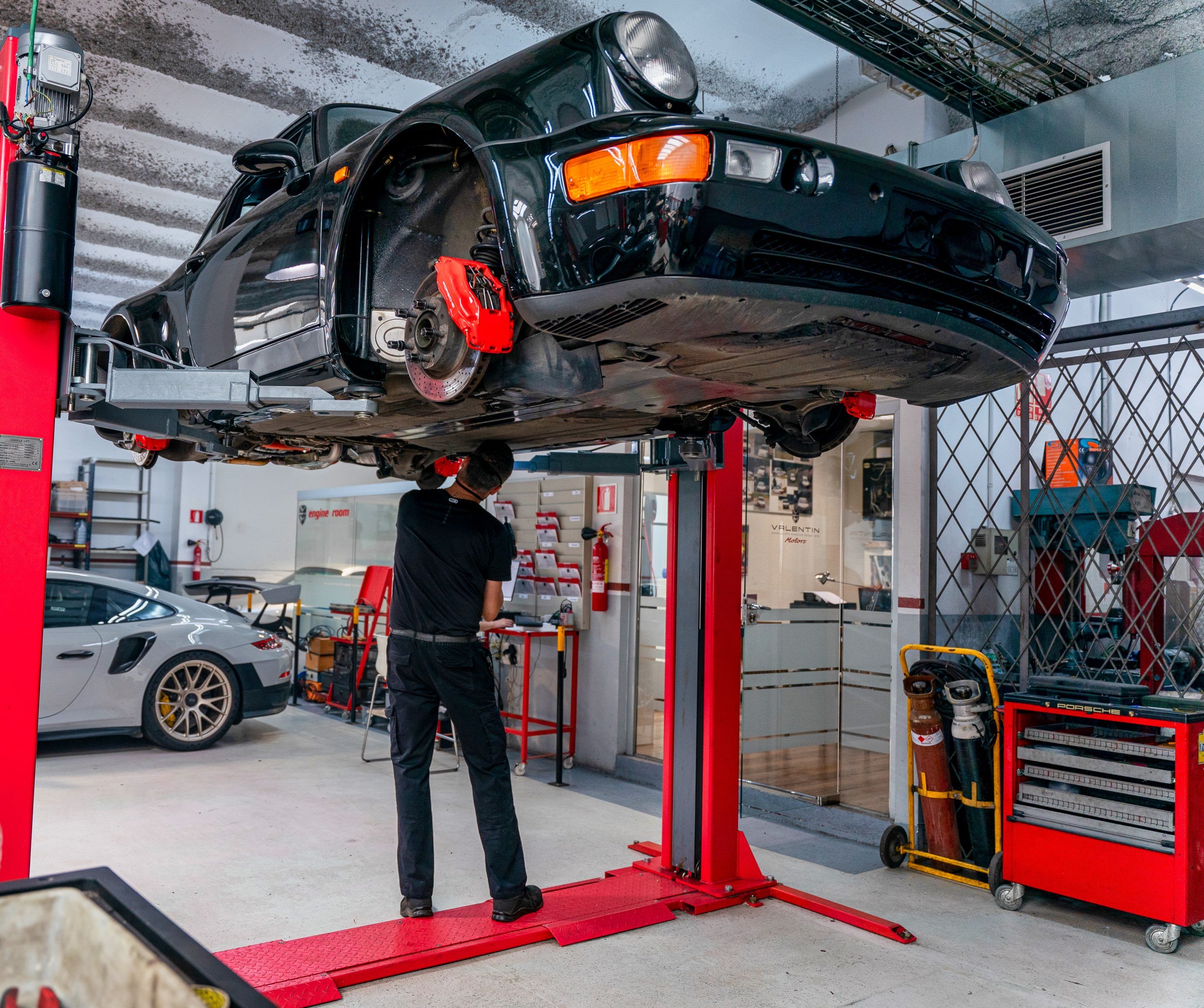 Porsche 964 en el elevador del taller de Valentin Motors