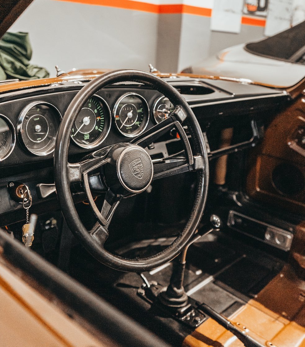 Salpicadero de un 911 clásico con los cinco relojes y el volante de cuatro radios