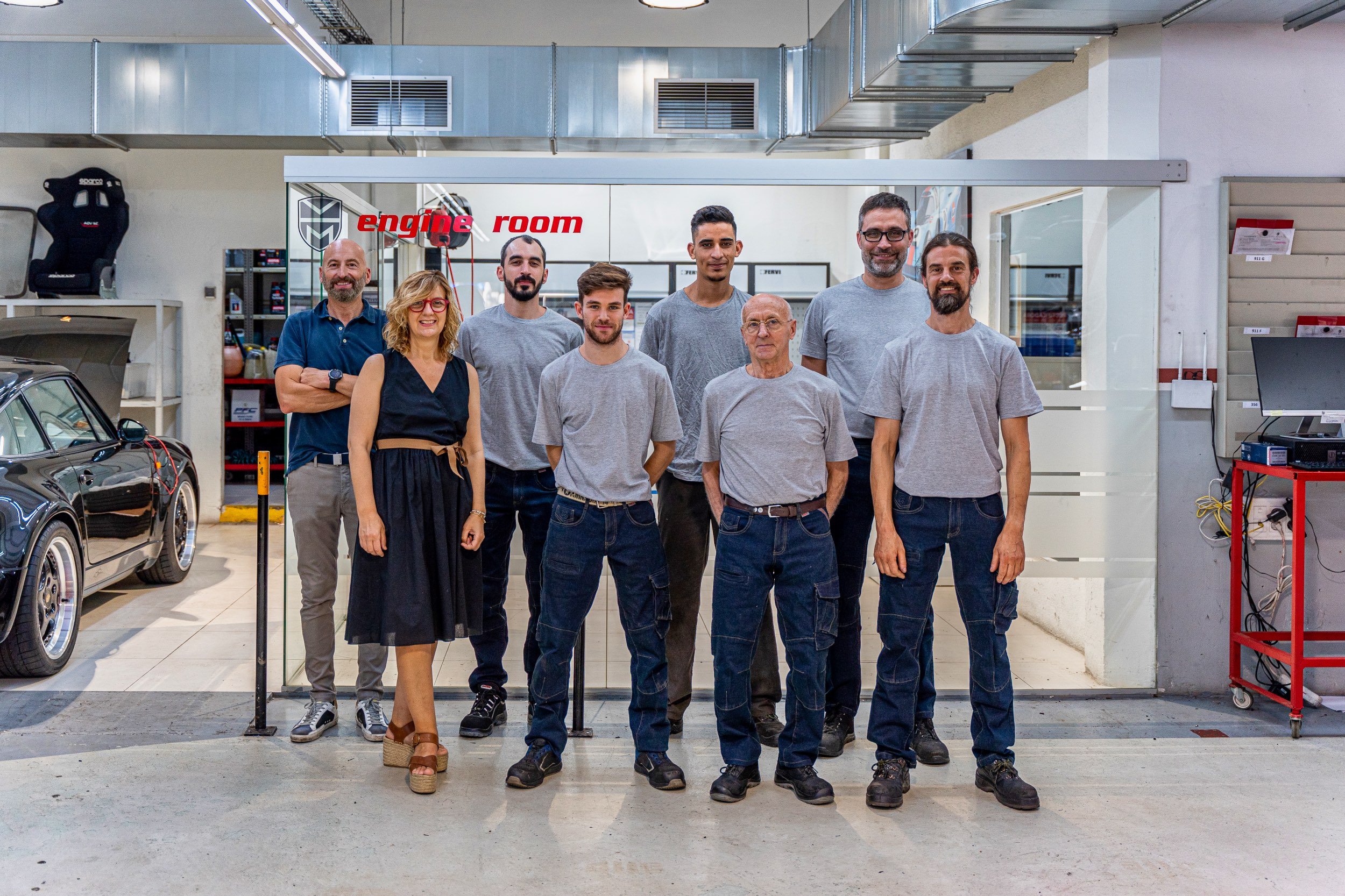 El equipo de Valentín Motors en el taller, delante de la sala de motores