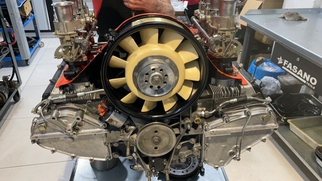 Motor 2.2 de 1971 con carburadores Weber sobre el soporte, con la carcasa del ventilador en rojo