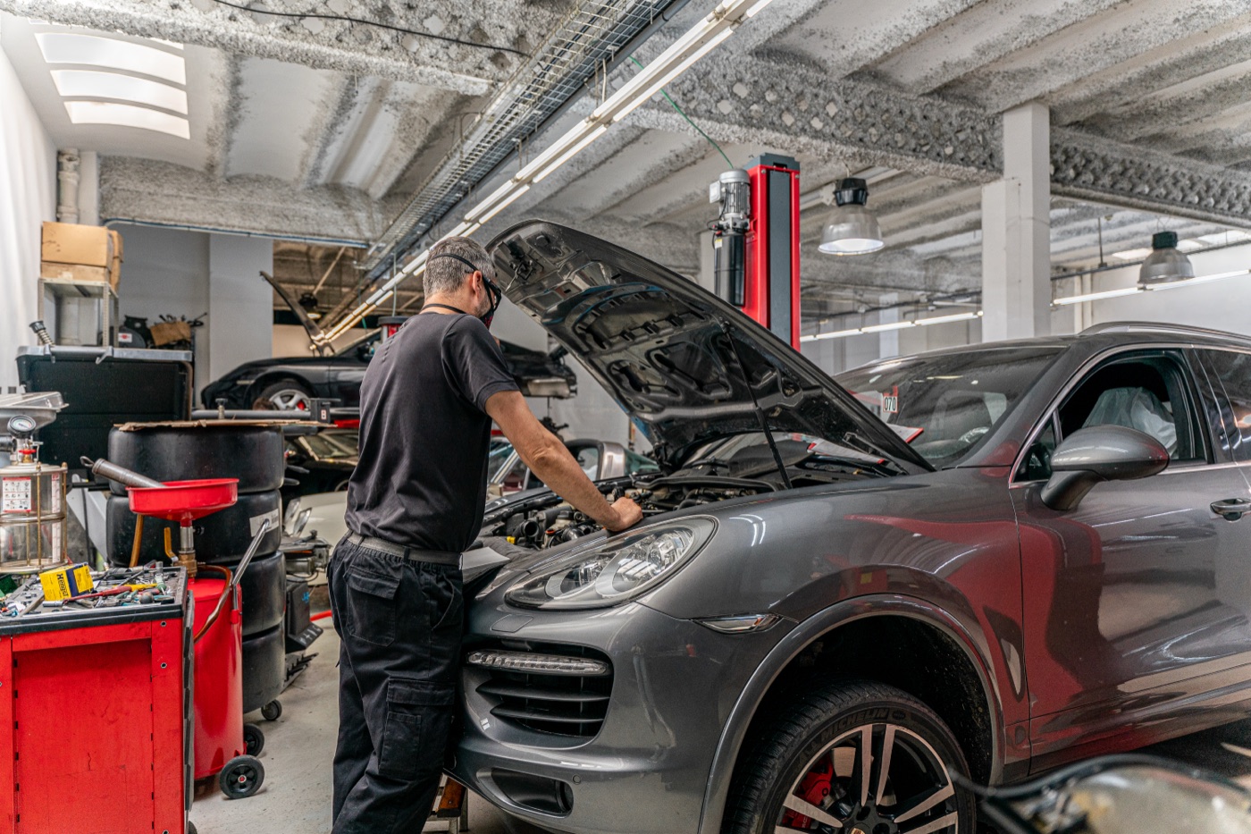 Mecànic revisant el motor d’un Porsche Cayenne al taller