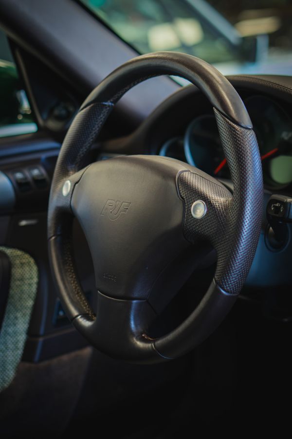 Volante RUF · Cuero perforado