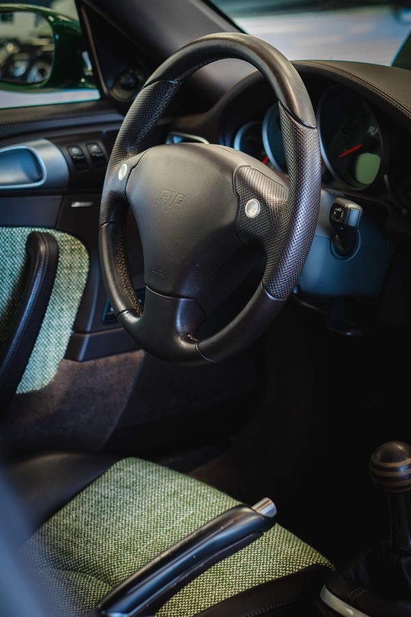 Volante RUF y asiento del conductor