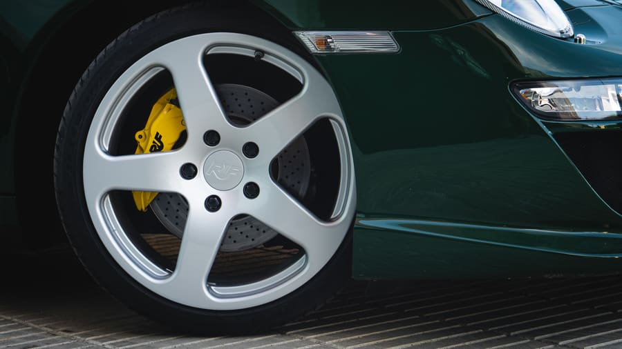 Llanta RUF 19" · Pinza amarilla