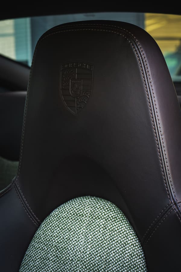 Respaldo · Escudo Porsche en relieve