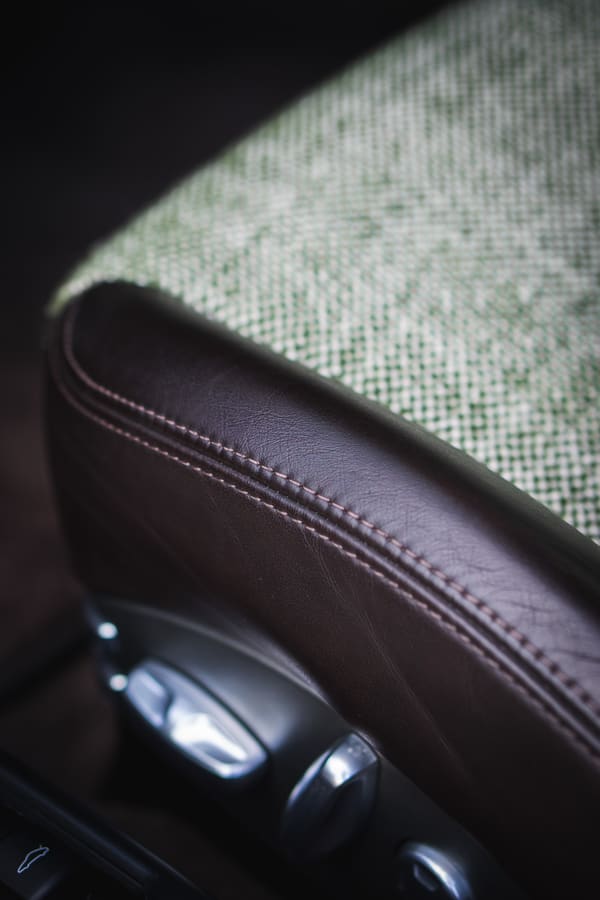 Costuras del asiento y mandos eléctricos