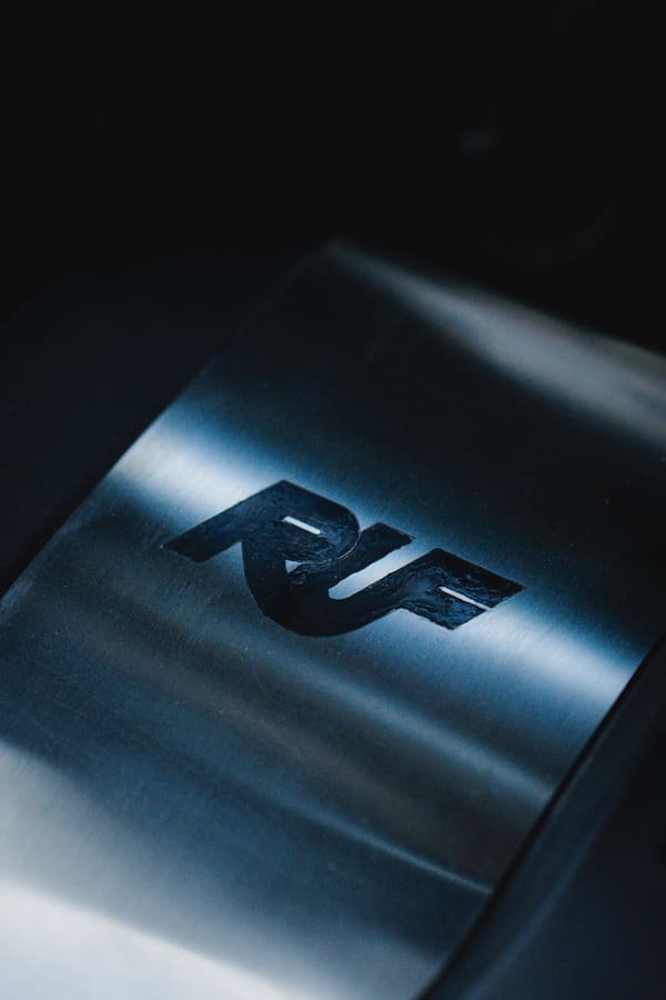 Logotipo RUF en la cubierta del motor
